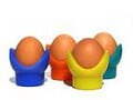 Keturi Kiaušiniai dedami į spalvingus kiaušinių laikiklius. Mėlynos, raudonos, oranžinės ir geltonos spalvos laikikliai yra suformuoti taip, kad kiaušiniai galėtų saugiai laikyti. Fonas yra paprastas baltas.
