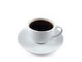 Baltas keraminis kavai puodelis, pripildytas sodrios juodos kavos, elegantiškai guli ant derančios lėkštės baltame fone.