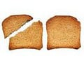 Rodomi du skrudintos duonos gabalėliai. Vienas gabalas yra sveikas dešinėje, o kitas, siekiant subalansuotos mitybos, perlaužtas per pusę kairėje. Abu gabaliukai atrodo tolygiai paskrudę ir traškūs baltame fone.