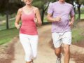 Vyresnė pora bėgioja parke purvinu taku, apsikabinusi fizinį krūvį. Moteris dėvi rožinę apatinę kelnes ir baltas kelnes, o vyras – purpurinius marškinėlius ir baltus šortus. Abu šypsosi, apsupti vešlios žalumos ir medžių, mėgsta aktyvų gyvenimo būdą.