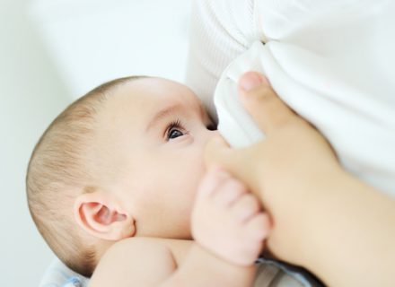 Kaip pastebėti, kad greitai pradės dygti kūdikio dantukai?