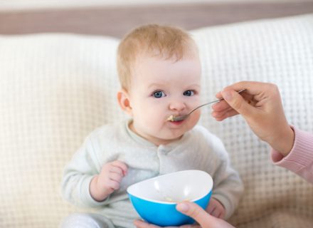 Kūdikių maitinimas. Kas geriau: natūralus ar dirbtinis?