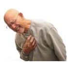 Pilku megztiniu vilkintis pagyvenęs vyras dešine ranka įsikibęs į krūtinę, atrodo, išgyvena nelaimę, galbūt miokardo infarktą.