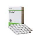 Vaistų dėžutė, pažymėta „Montair“, kartu su dviem lizdinėmis plokštelėmis su apvaliomis baltomis tabletėmis. Pakuotė yra balta ir žalia, viršuje yra tekstas, panašus į kitus produktus, pvz., Rhinital.