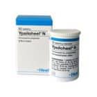 Maža balta ir mėlyna dėžutė su užrašu "Tonsilotren N" yra šalia baltos talpyklos su mėlynu dangteliu, pažymėtu "N50 tabletės". Abu žymi vaistų pakuotes, o paveikslėlyje yra paprastas baltas fonas.