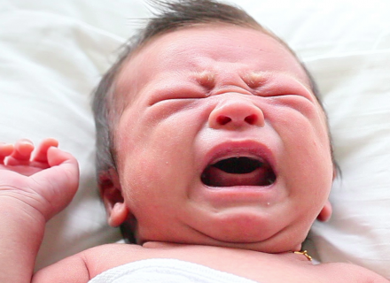 Kaip suprasti, kad kūdikio neramumo priežastis – pieninių dantukų dygimas?