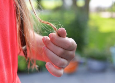 Gelbėkite – kuokštais slenka plaukai: 5 veiksmai vešlios šukuosenos link