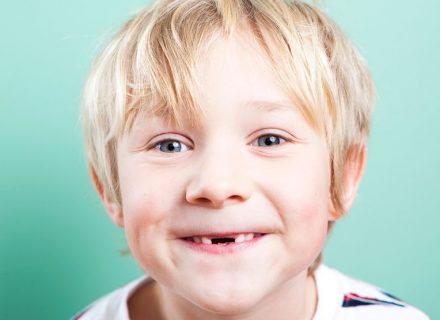 Kaip padėti dantų dygimo sukeliamą diskomfortą kenčiančiam mažyliui?