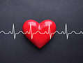 Raudona širdies forma tamsiame fone su balta elektrokardiogramos linija, simbolizuojančia širdies sveikatą ir supraventrikulinės paroksizminės tachikardijos stebėjimą.