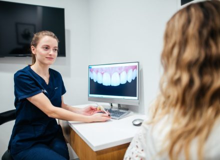 Dantų implantavimas ir protezavimas: kuo šios procedūros panašios ir kuo – skiriasi?